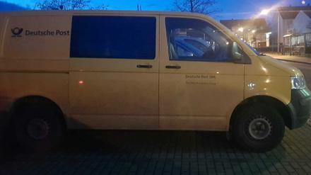 Der Transporter der Post parkt seit Wochen im Wohngebiet.