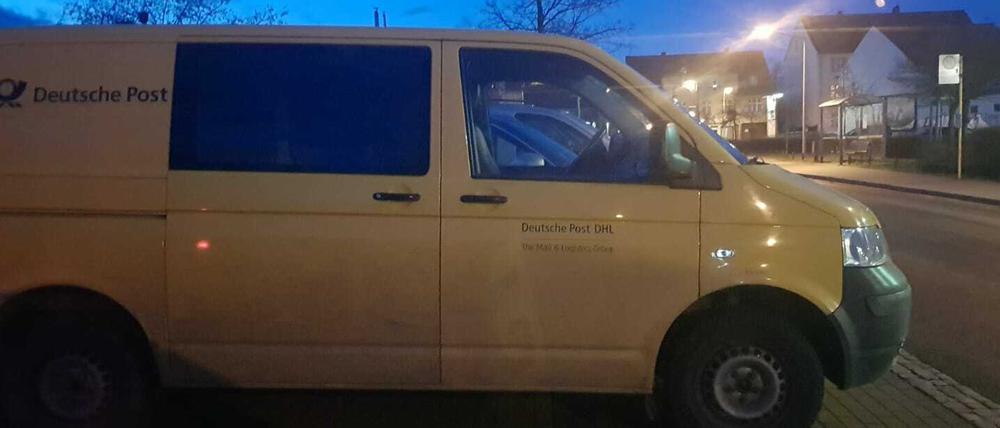 Der Transporter der Post parkt seit Wochen im Wohngebiet.