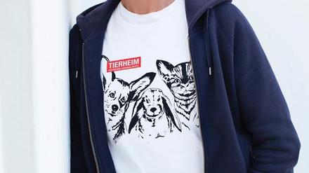 Ein Shirt von Designer Wolfgang Joop: Damit belohnt der die Spender, die sich für den Tierschutzverein eingesetzt haben. 
