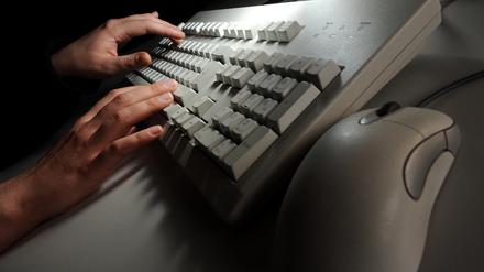 Die Zahl der Ermittlungen wegen pornografischer Straftaten, beispielsweise der Verbreitung kinderpornografischen Materials, ist die höchste seit 2013.