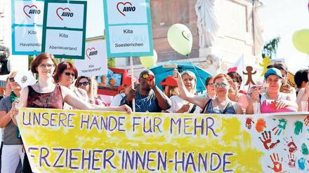 Vergangenen Mai demonstrierten Erzieher und Eltern vor dem Landtag für eine Ausfinanzierung längerer Betreuungszeiten in den Kitas.