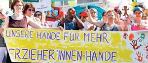 Vergangenen Mai demonstrierten Erzieher und Eltern vor dem Landtag für eine Ausfinanzierung längerer Betreuungszeiten in den Kitas.