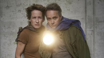Wie ein Licht in dunkler Nacht. Elke (Kristin Muthwill) und Hauke Haien (Guido Lambrecht) geben einander Halt. Die beiden bilden in der facettenreichen Inszenierung von Katrin Plötner eine „Achse des Guten“.