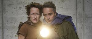 Wie ein Licht in dunkler Nacht. Elke (Kristin Muthwill) und Hauke Haien (Guido Lambrecht) geben einander Halt. Die beiden bilden in der facettenreichen Inszenierung von Katrin Plötner eine „Achse des Guten“.