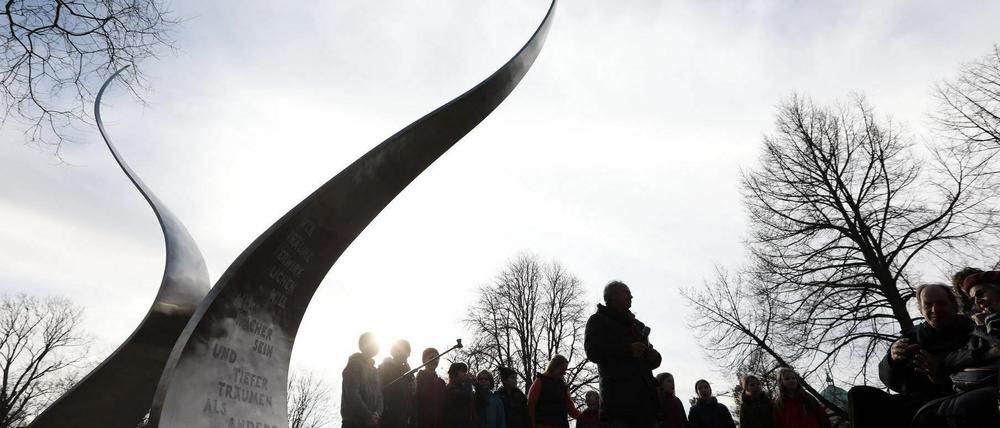 Anlässlich des 145. Geburtstags des Gärtners und Ehrenbürgers Karl Foerster treffen sich Potsdamer wieder am Foerster-Denkmal auf der Freundschaftsinsel. 