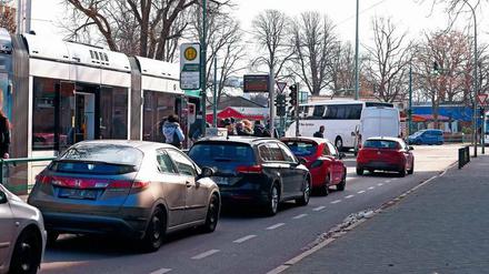In jeder Grünphase der Ampel können nur wenige Autos aus der Kastanienallee in die Zeppelinstraße abbiegen.