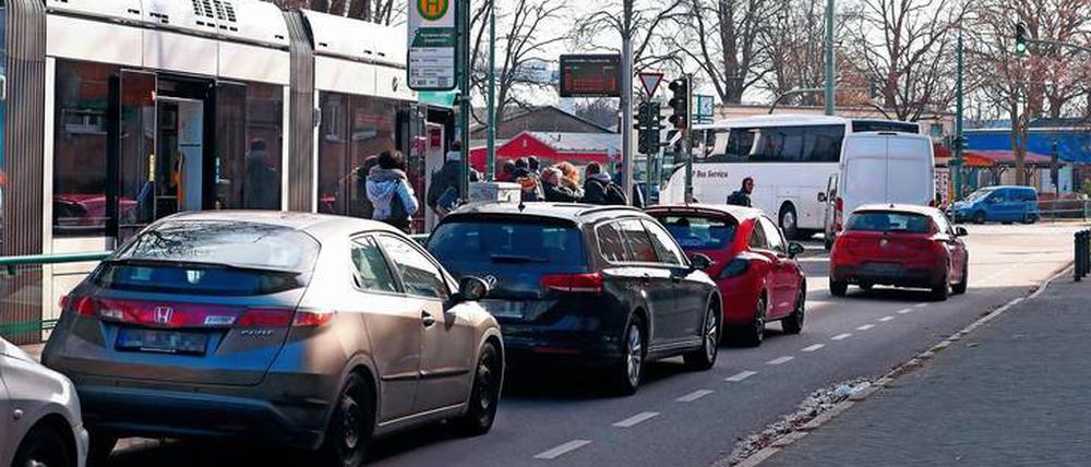 In jeder Grünphase der Ampel können nur wenige Autos aus der Kastanienallee in die Zeppelinstraße abbiegen.