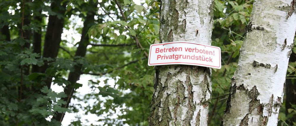 An mehren Stellen haben Anwohner Teile des Uferwegs gesperrt.