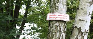 An mehren Stellen haben Anwohner Teile des Uferwegs gesperrt.