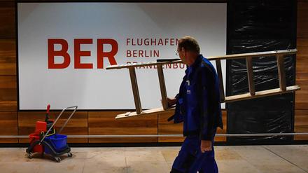 Wird’s bald? Der BER-Eröffnungstermin ist mal wieder in Gefahr.