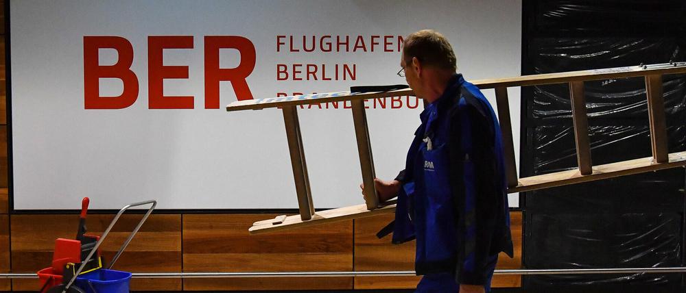 Wird’s bald? Der BER-Eröffnungstermin ist mal wieder in Gefahr.