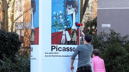 Eine Litfaßsäule mit Werbung für die Picasso-Ausstellung im Museum Barberini 