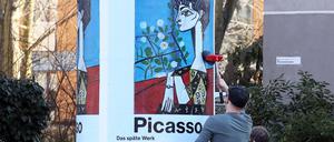 Eine Litfaßsäule mit Werbung für die Picasso-Ausstellung im Museum Barberini 