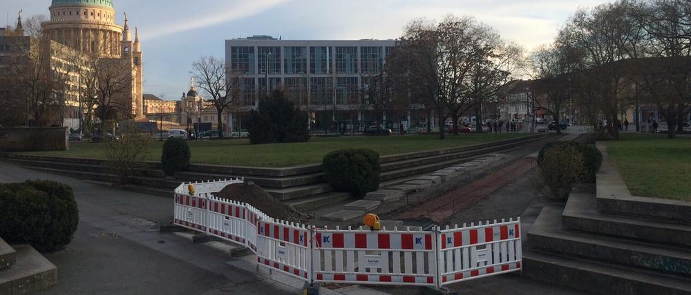 Die Pfütze auf dem Platz der Einheit wird bald der Vergangenheit angehören. 