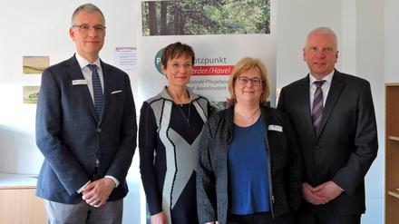 Stützpunkt-Team. Fachbereichsleiter B. Schade, Barmer-Geschäftsführerin G. Leyh, Pflegeberaterin U. Caller und AOK-Geschäftsführer F. Ahrend (v.l.).