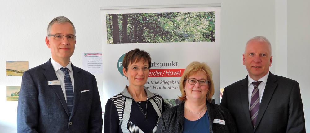 Stützpunkt-Team. Fachbereichsleiter B. Schade, Barmer-Geschäftsführerin G. Leyh, Pflegeberaterin U. Caller und AOK-Geschäftsführer F. Ahrend (v.l.).