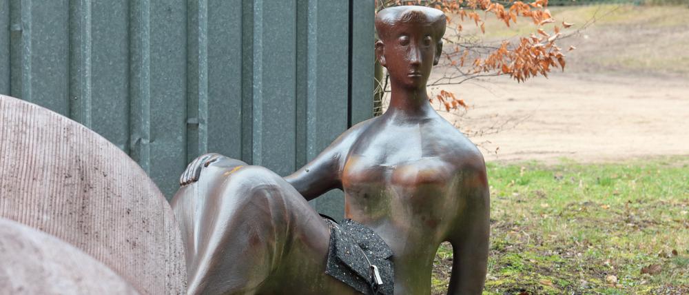 Die Kunstwerke werden aktuell in einem Außendepot auf dem Neuen Friedhof gelagert – neben allerlei Gärtnergeräten.