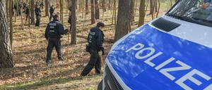 Schrittweise geht die Suche nach Rebecca im Wald bei Storkow voran.