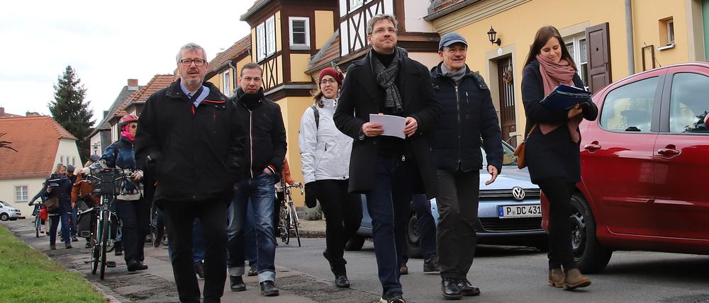 Der erste Stadtrundgang führte Oberbürgermeister Mike Schubert (Bildmitte) am Samstag nach Potsdam-West. Rund 80 Anwohner und Interessierte folgten ihm unter anderem durch die Stadtheide.