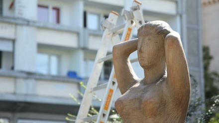 Die Staudenhof-Skulptur „Stehende unter Baldachin“ soll nun doch auf die Freundschaftsinsel kommen.