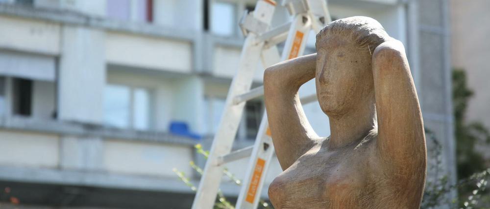 Die Staudenhof-Skulptur „Stehende unter Baldachin“ soll nun doch auf die Freundschaftsinsel kommen.