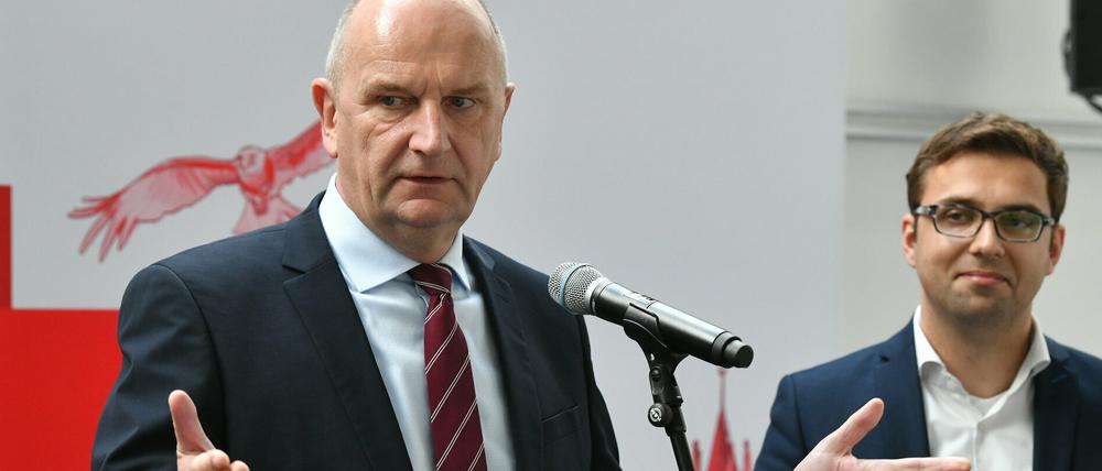 Brandenburgs Ministerpräsident Woidke (SPD, l) und Generalsekretär Stohn stellten das Wahlprogramm für die Landtagswahl vor.