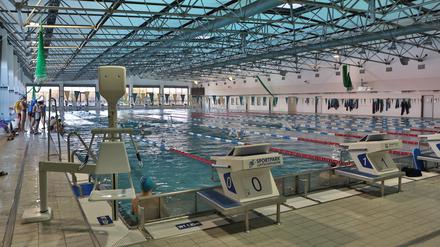 Seit vergangenem Sommer wird die Schwimmhalle am Luftschiffhafen saniert.