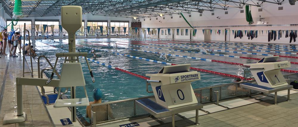 Seit vergangenem Sommer wird die Schwimmhalle am Luftschiffhafen saniert.