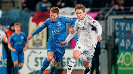 Er stoppte alles und war selbst kaum aufzuhalten. Leonard Koch (r.) war die Versicherung des SV Babelsberg 03. Auch Nordhausens Florian Beil hatte seine Mühe mit dem starken Nulldreier. Foto J. Kuppert