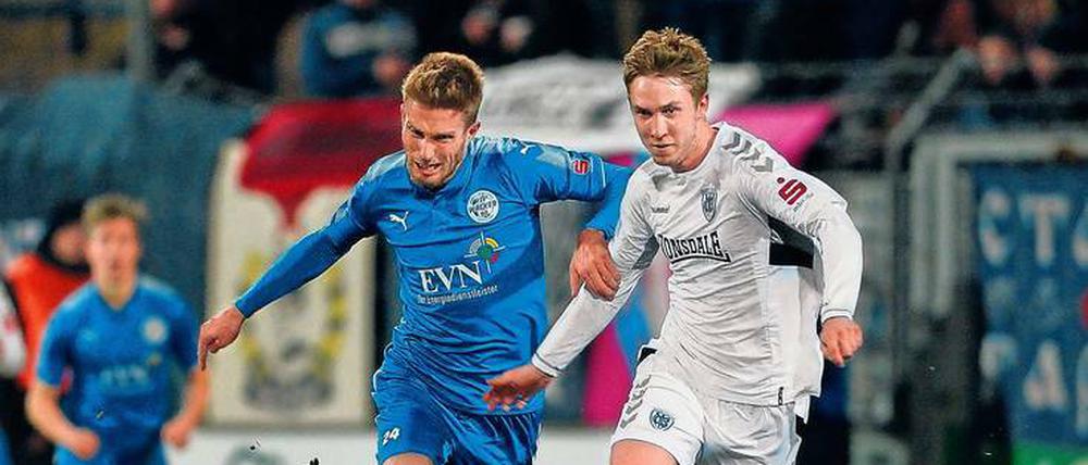 Er stoppte alles und war selbst kaum aufzuhalten. Leonard Koch (r.) war die Versicherung des SV Babelsberg 03. Auch Nordhausens Florian Beil hatte seine Mühe mit dem starken Nulldreier. Foto J. Kuppert