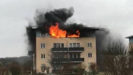 Es brannten zwei Wohnungen im 4. Obergeschoss eines Mehrfamilienhauses in Fahrland.