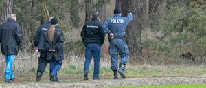 Kriminaltechniker und Beamte der Kriminalpolizei gehen am Dienstag während der Suche nach der vermissten Rebecca an einem Waldgebiet im Landkreis Oder-Spree entlang.