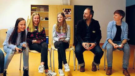 Der TV-Schauspieler Robert Schupp mit Siebtklässlern der Da-Vinci-Schule.