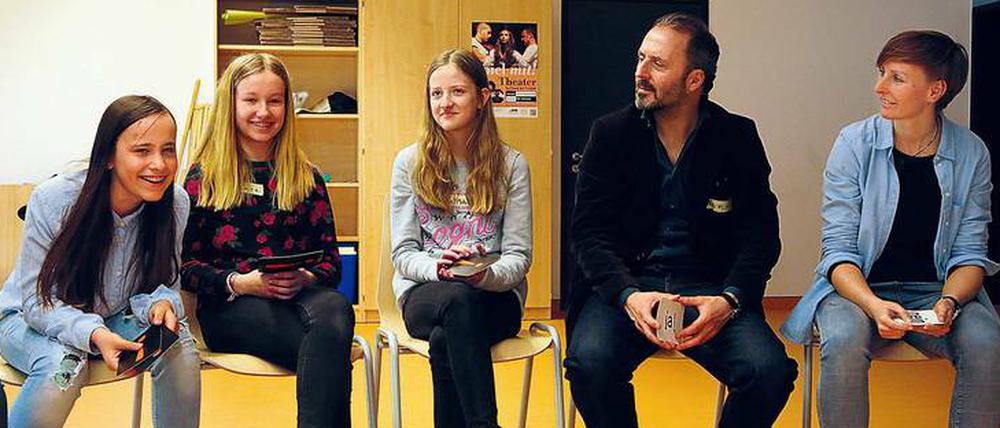 Der TV-Schauspieler Robert Schupp mit Siebtklässlern der Da-Vinci-Schule.