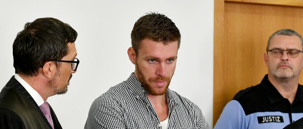 Der frühere NPD-Politiker Maik Schneider (m.) mit seinem Anwalt Oliver Milke (l.) wurde bereits wegen der Brandstiftung auf eine geplante Asylunterkunft in Nauen verurteilt, aktuell läuft die Revision. 