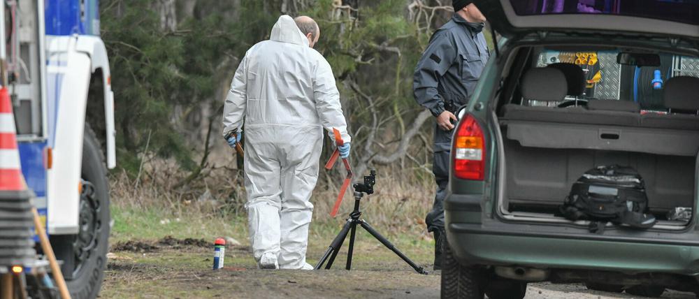 Kriminaltechniker sicherten Spuren auf dem Boden an einem Waldgebiet im Landkreis Oder-Spree im Fall der vermissten Rebecca.
