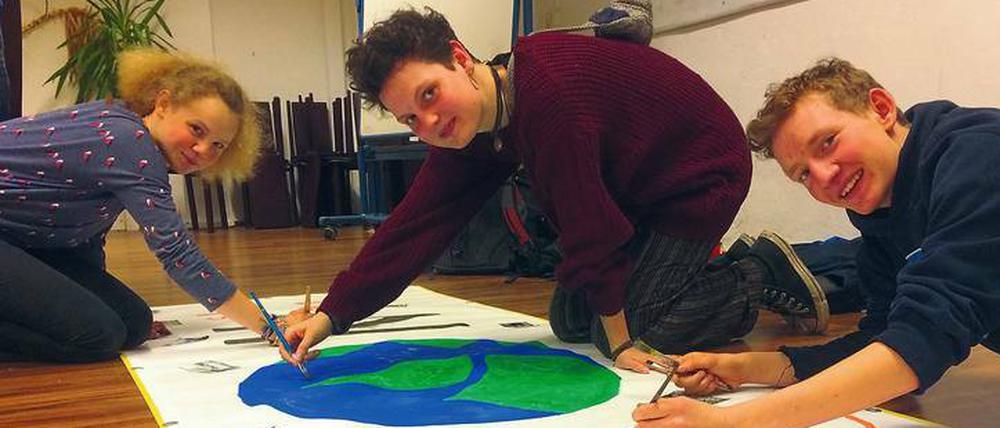 „Es gibt keinen Planeten B“ – das schreiben und malen Lea Kampe, Tabea Reinhardt und Jaro Abraham (v.l..) auf ein Transparent.