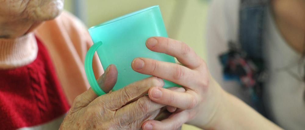 Die hohe Arbeitsbelastung der Pflegekräfte müsse auf ein Normalmaß zurückgefahren werden, fordert Brandenburgs Sozialministerin Susanna Karawanskij (Linke).