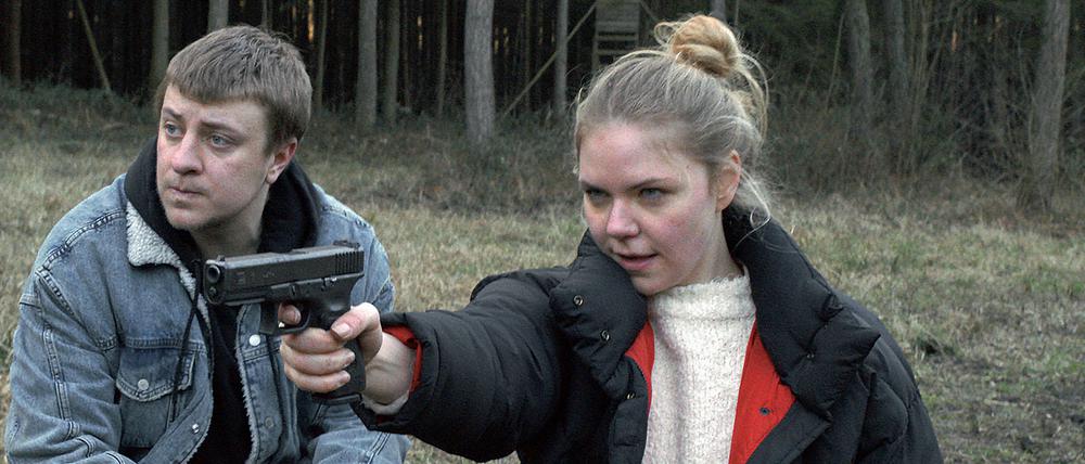 Unter Druck: Becky (Ricarda Seifried) und Tommi (Thomas Schubert) bei Schießübungen in "Wintermärchen".
