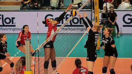 Abgeblockt. Nia Grant (l.) ging im vierten Satz voran und sorgte maßgeblich dafür, dass sich der SCP in den Tie-Break rettete. 