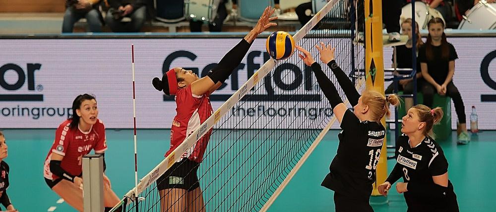 Abgeblockt. Nia Grant (l.) ging im vierten Satz voran und sorgte maßgeblich dafür, dass sich der SCP in den Tie-Break rettete. 