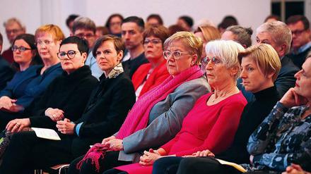 Im Museum Barberini wurde an die ersten Frauen im Stadtparlament erinnert. Mit dabei waren unter anderem Kulturland-Chefin Brigitte Faber-Schmidt, Autorin Antje Rávic Strubel und Stadtpräsidentin Birgit Müller (3.,4. u. 5.v.l.)