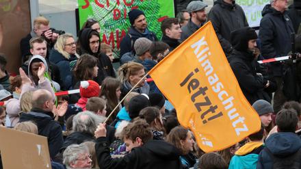 Etwa 1800 Demonstranten protestierten am Freitag in Potsdam gegen die aktuelle Klimapolitik und für mehr Umweltschutz.