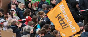 Etwa 1800 Demonstranten protestierten am Freitag in Potsdam gegen die aktuelle Klimapolitik und für mehr Umweltschutz.