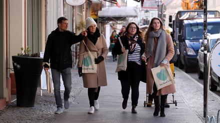 André Richter, Franziska Lienert, Inna Stoll und Teresa Rath von "To Good To Go" auf ihrer Tour durch Potsdam.