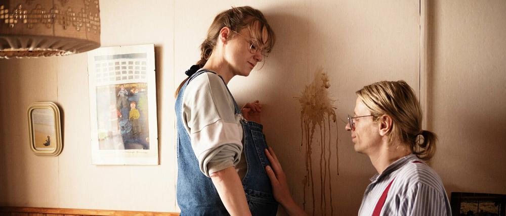 Alexander Scheer als Gerhard Gundermann und Anna Unterberger als schwangere Conny Gundermann in einer Szene des Films "Gundermann". 