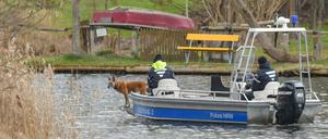 Auf einem Boot suchen Polizeibeamte mit einem Spürhund auf dem Storkower Kanal nahe dem Wolziger See im Landkreis Dahme-Spreewald nach der vermissten Rebecca.