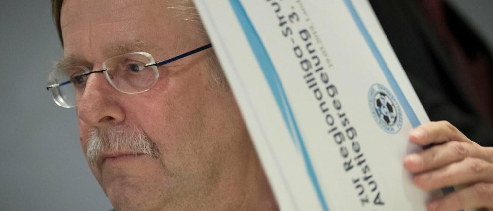 Rainer Koch Vizepräsident des Deutschen Fußball-Bundes aus Bayern gab die Ergebnisse des Spitzentreffens in einer Pressekonferenz bekannt. 