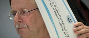 Rainer Koch Vizepräsident des Deutschen Fußball-Bundes aus Bayern gab die Ergebnisse des Spitzentreffens in einer Pressekonferenz bekannt. 