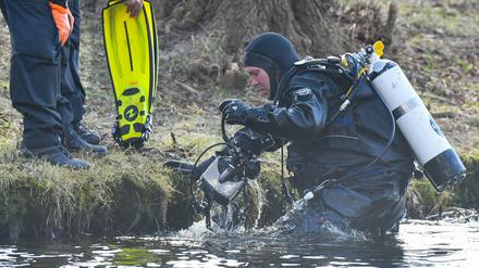 Ein Polizeitaucher im Storkower See nahe der Mündung in den Wolziger See im Landkreis Dahme-Spreewald.